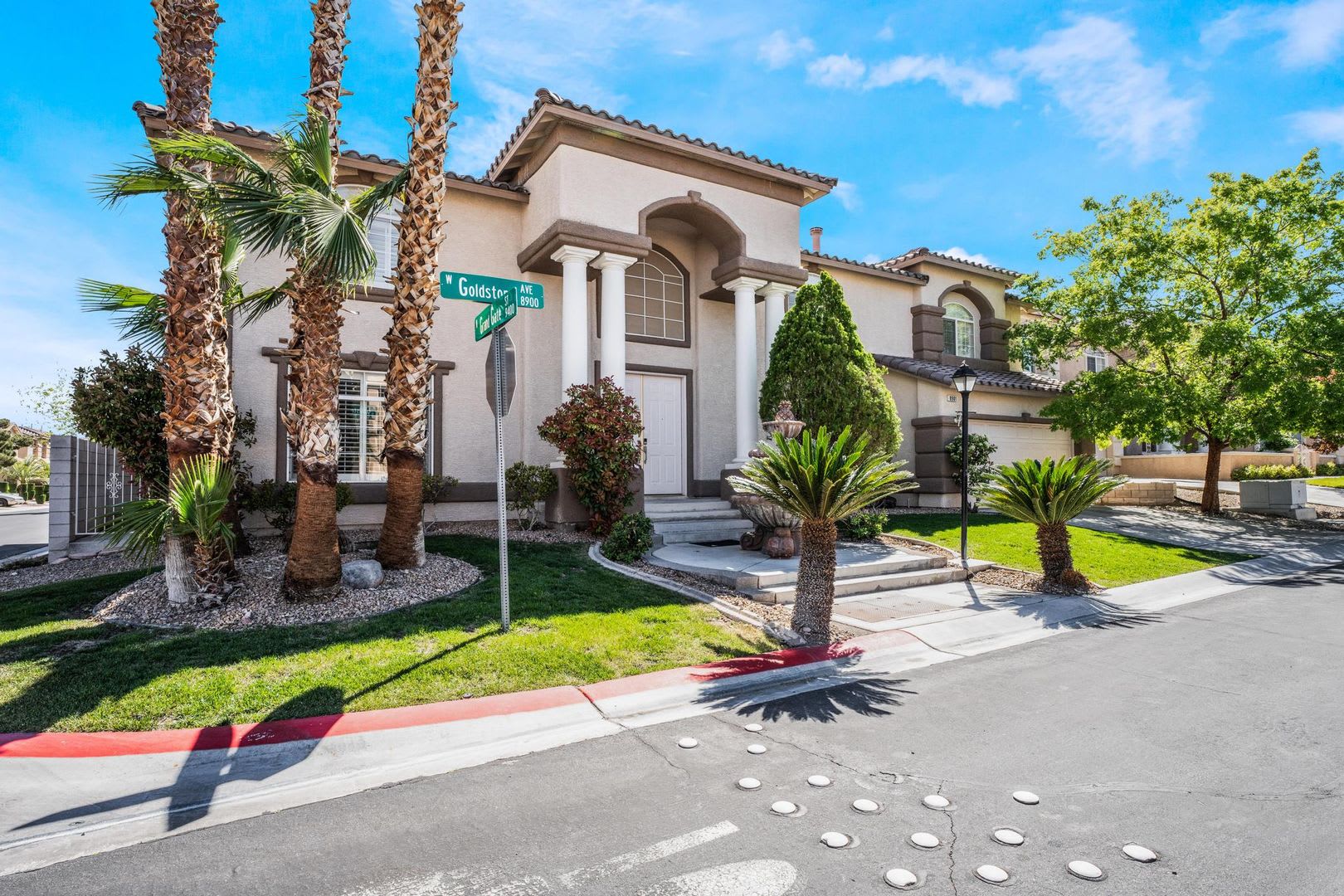 Luxurious Home in Gated Community – photo 4