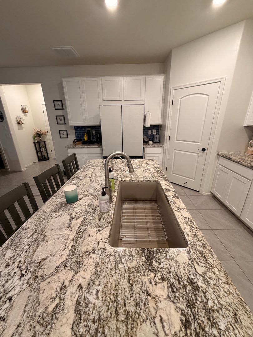 ***MOVE IN SPECIAL!!!! SEPTEMBER RENT FREE!!!! Pristine 3 bedroom 2 bath with den on Eastside!!! – photo 3