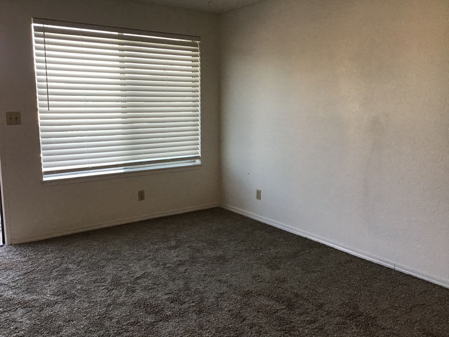 <b>2 Bedroom Reno Condo in Gated Community<br><br> – photo 3