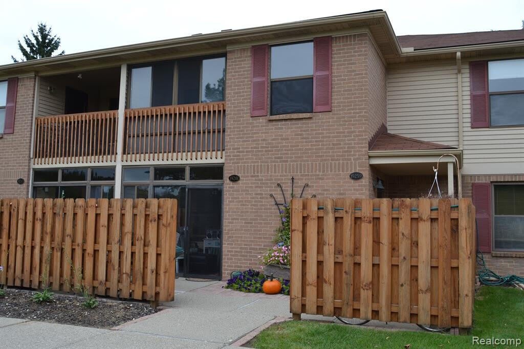 19259 Surrey Lane – photo 1