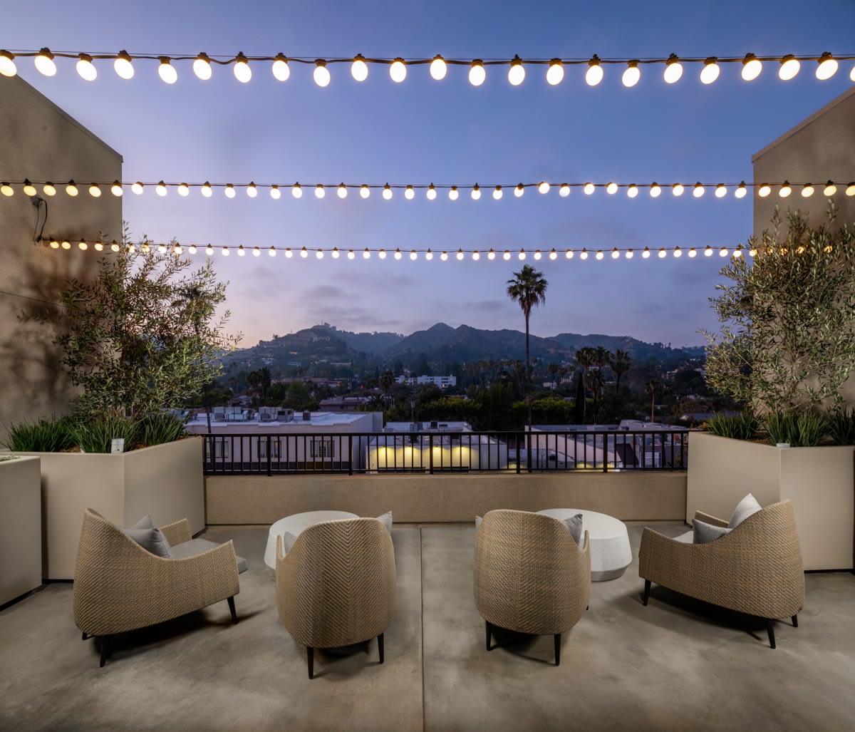 Rae on Sunset – photo 4