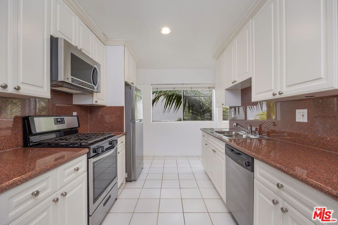 440 S Roxbury Dr – photo 2