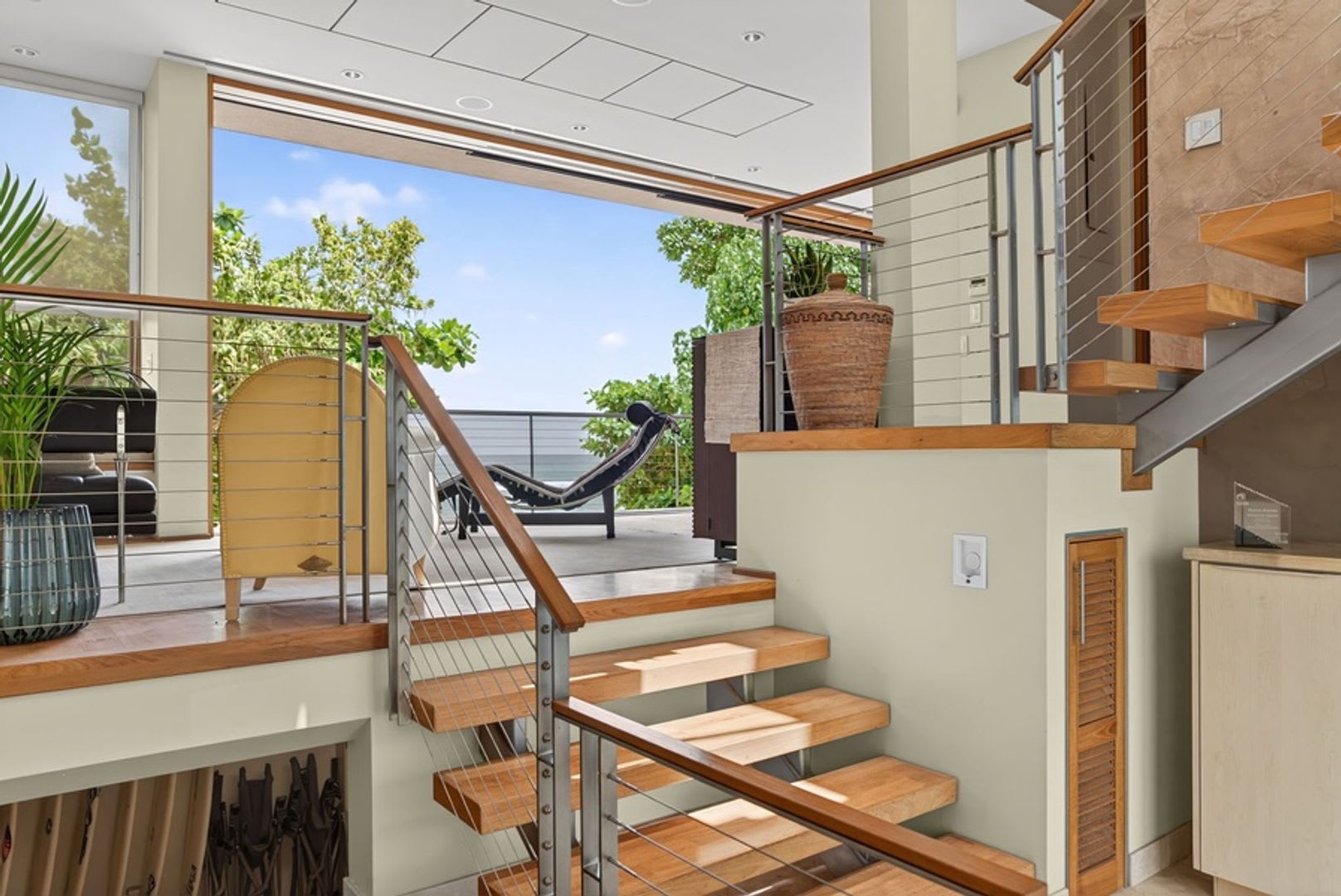 HaleGator: Award-Winning Oceanfront Home w/ Rooftop Lanai & Ocean Views – photo 2