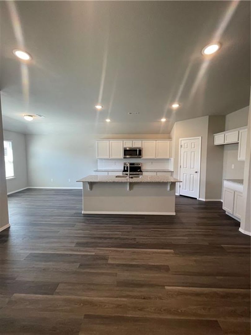 Stylish 3-Bedroom Home with Open Layout & Pet-Friendly Fenced Yard – photo 2