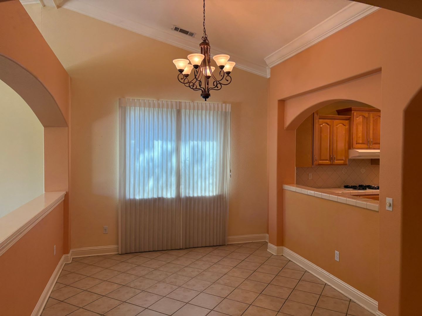 Spacious 1 950 Sq Ft Home With 3 Car Garage In Redding – photo 4