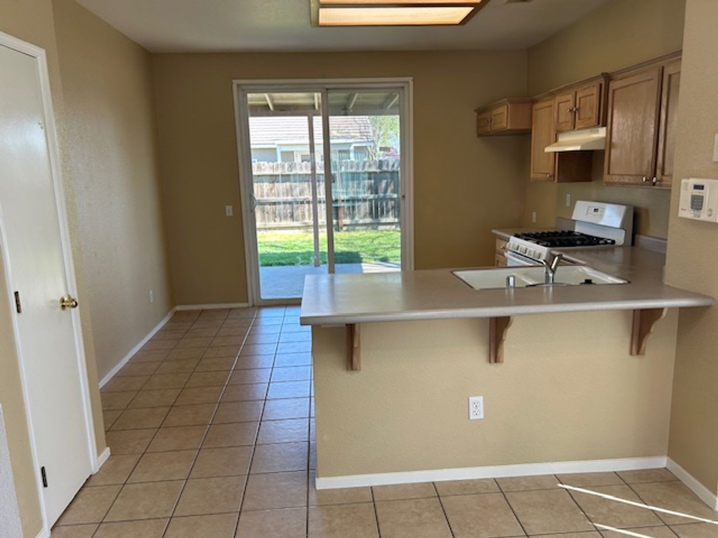 Beautiful Home Located NW Visalia, Quick Freeway Access – photo 4