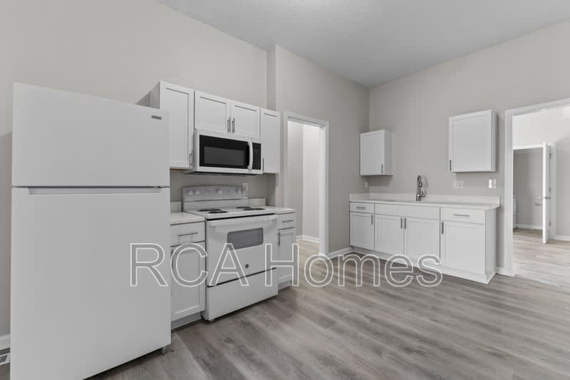 2910 North Kenwood Avenue – photo 1