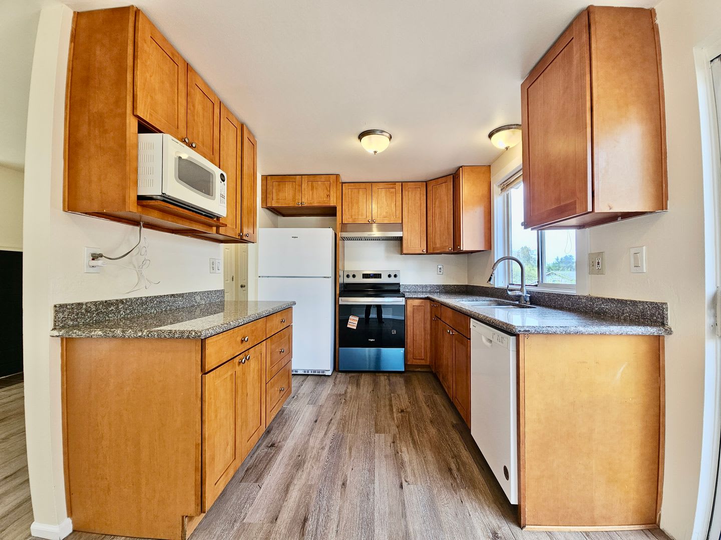 Beautiful Updated 4Br Home With Large Yard Deck – photo 3