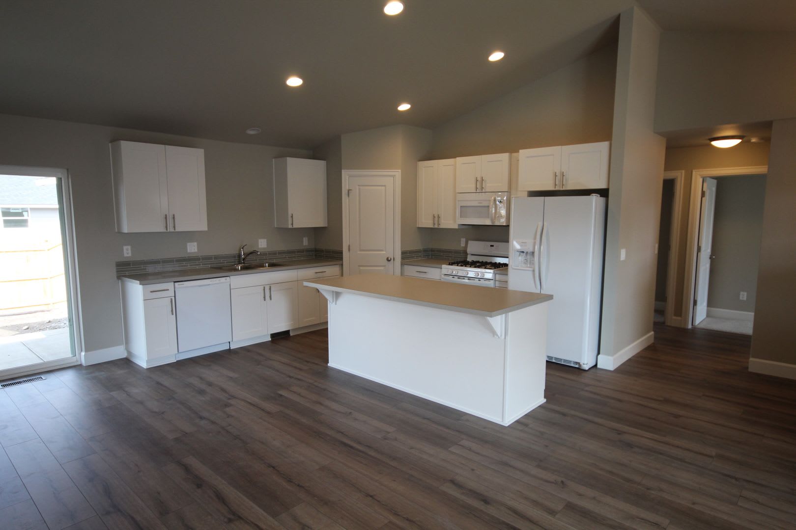 Redmond, 3 Bdrm, 2 Bath House, All Appliances, Gas Fireplace, Double Garage – photo 2