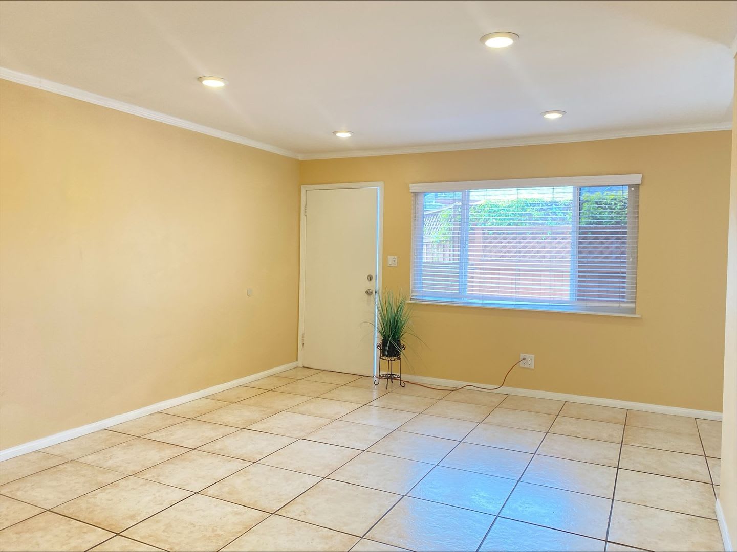 Conveniently Situated Near Shops Breweries Restaurants In North Park In Unit Washer Dryer Spacious Floor Plan – photo 4