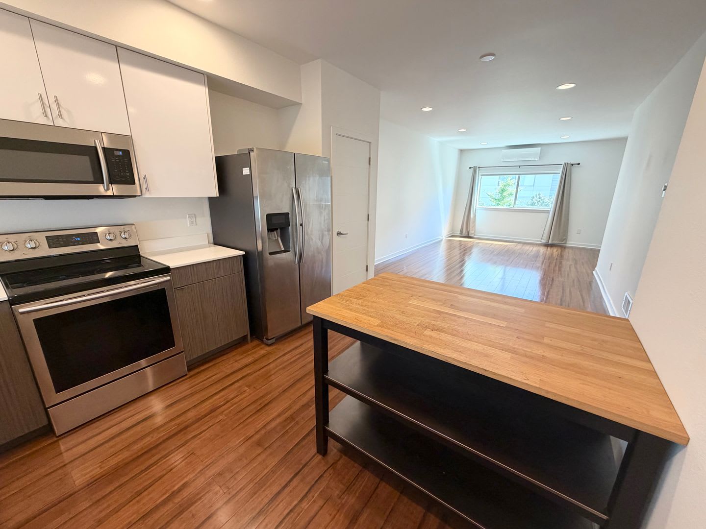 Modern Contemporary Townhome just one block from the Light Rail! – photo 4