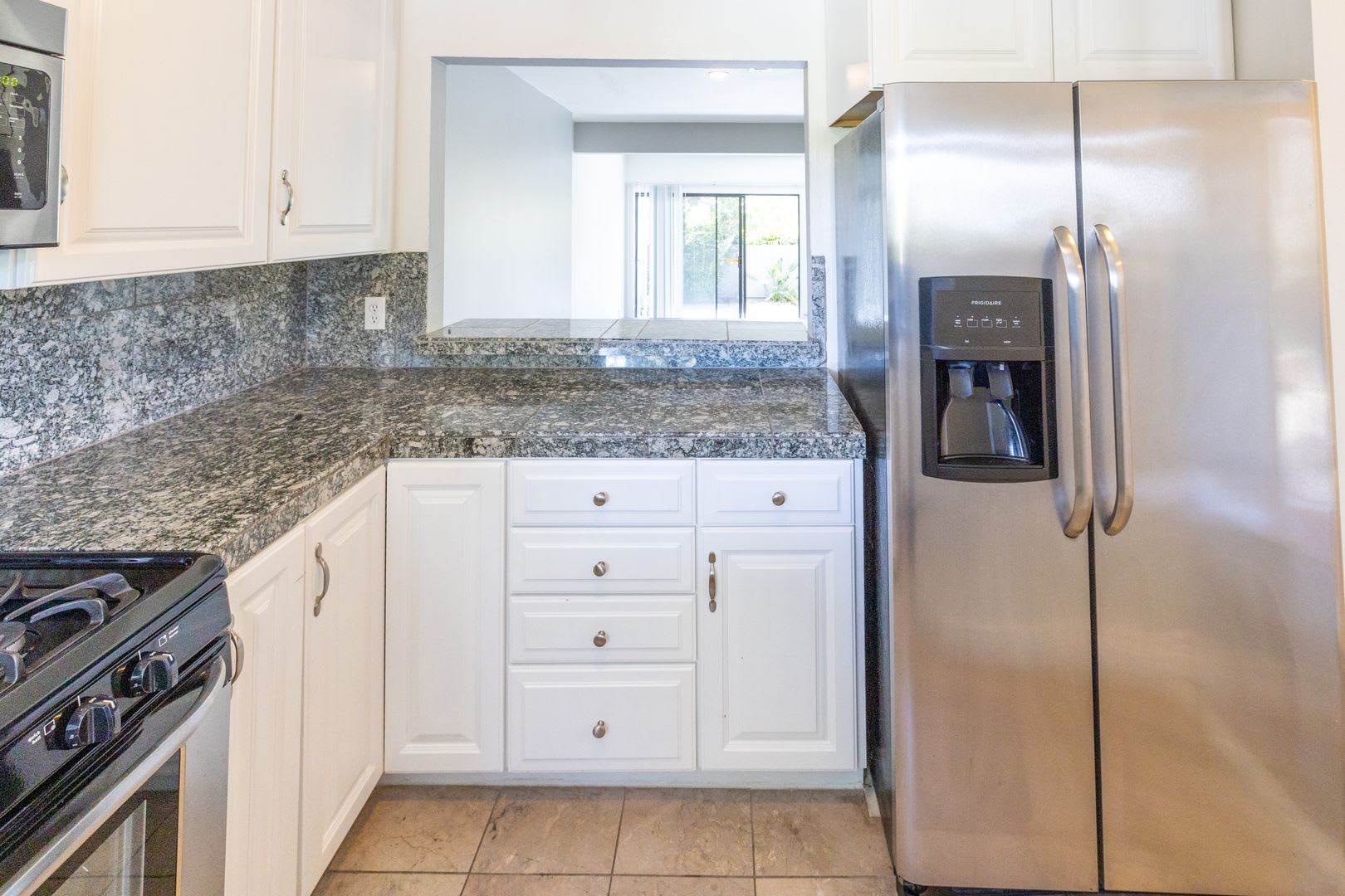 Beautiful End Unit Townhouse – photo 2