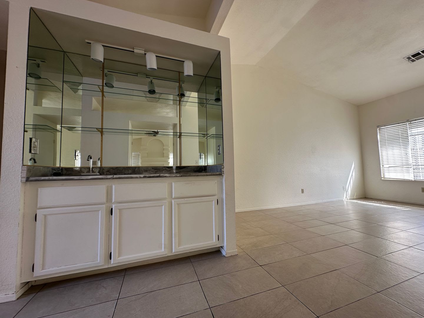 Great location. 3 bedroom single story Las Vegas home for rent. – photo 5