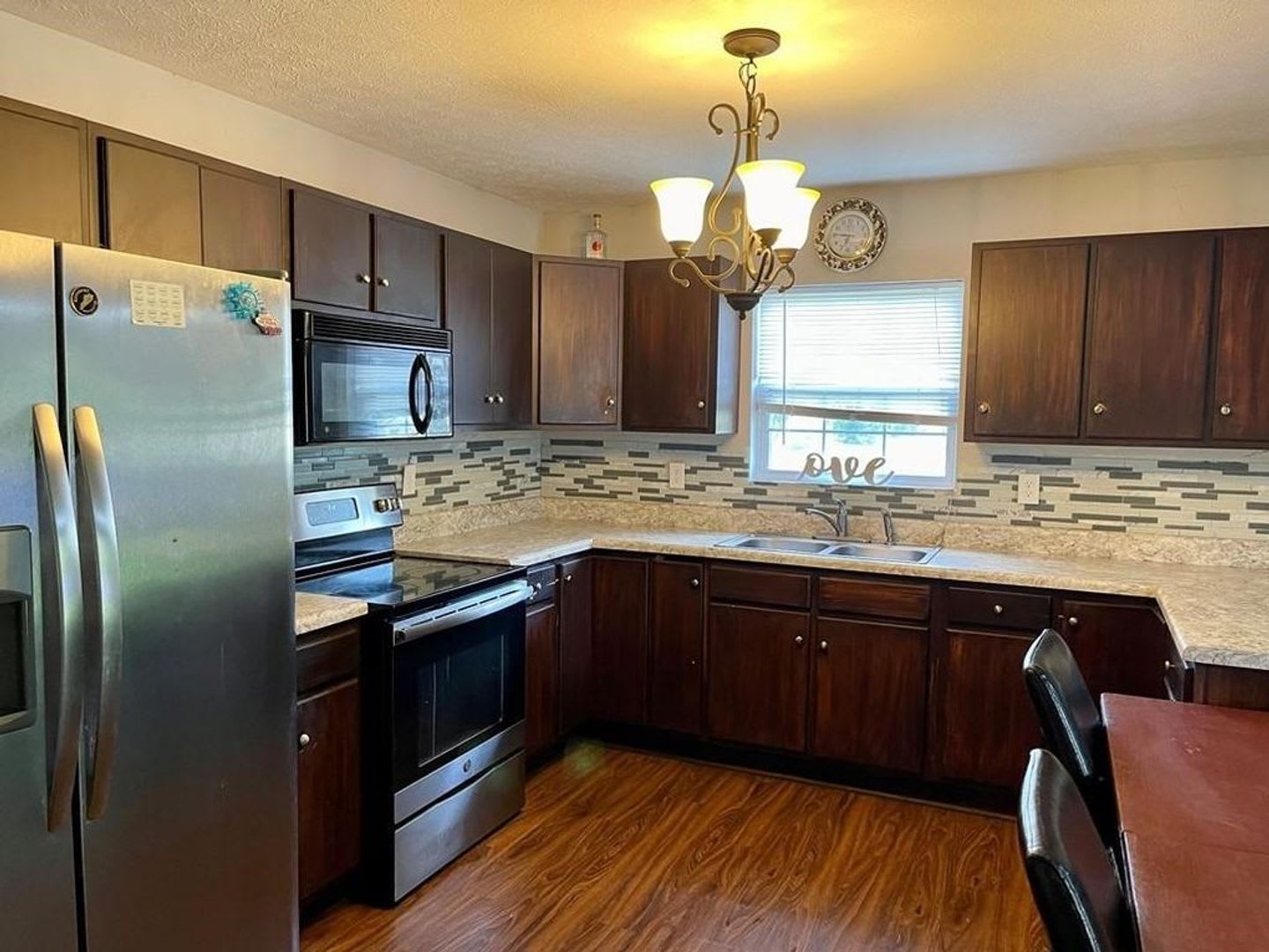 Cozy 3 Bedroom/2 Bath Home with large yard and covered back patio! – photo 3