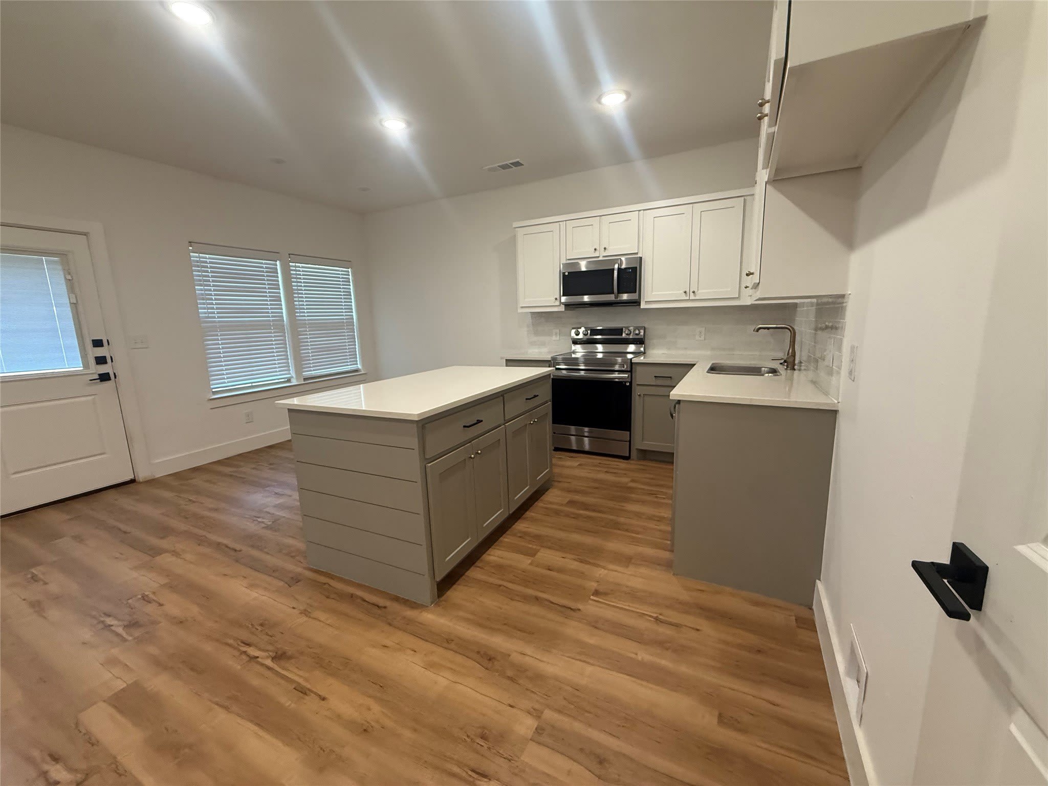 905 E 10Th Street – photo 3