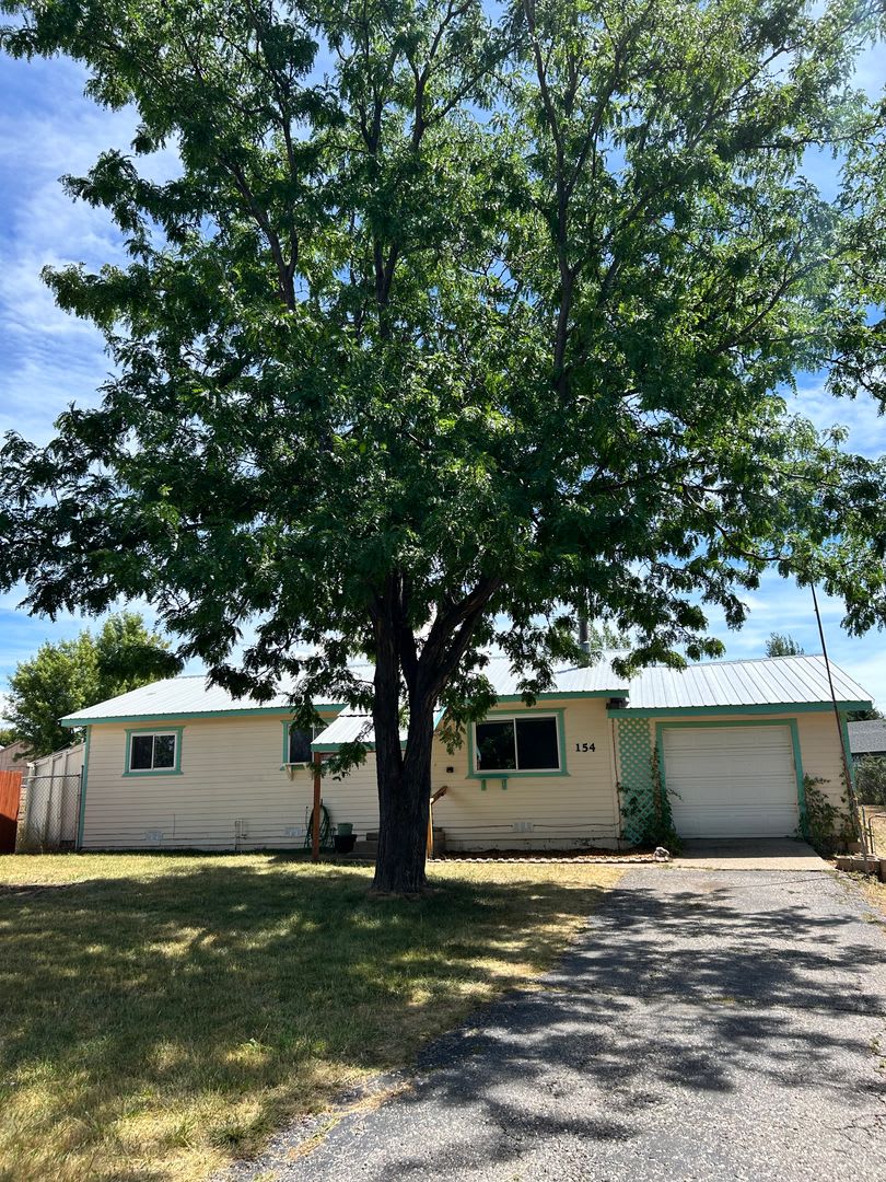 Three Bedroom Bayfield House with Large Fenced Backyard – photo 1