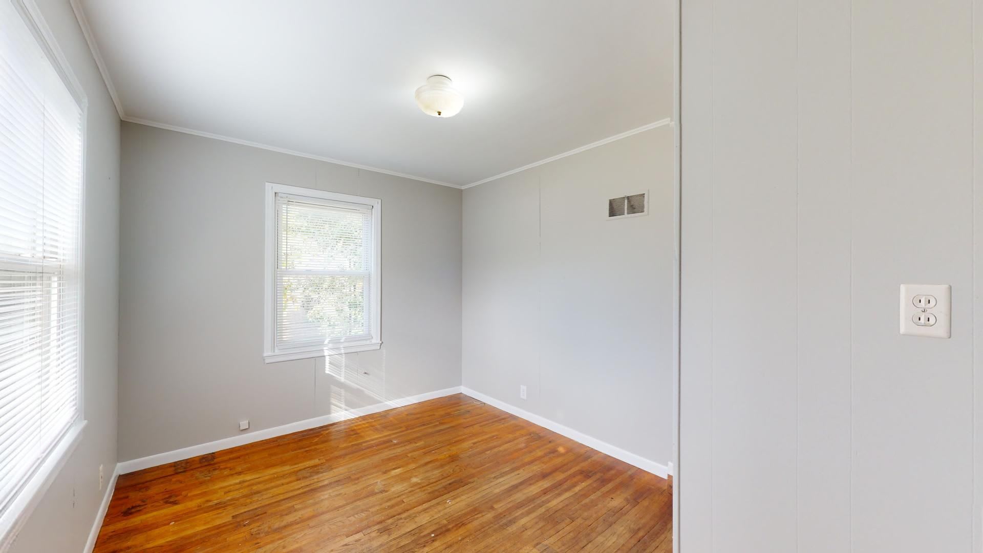 AVAILABLE NOW! Spacious 4 Bedroom House Near Campus – photo 5