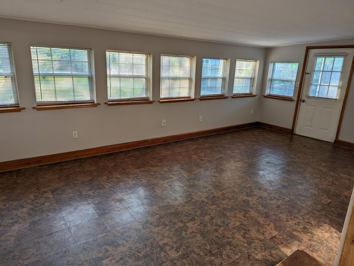 Charming 3 Bed, 2 Bath Home in Southeast Springfield – $1,595/Month – photo 3