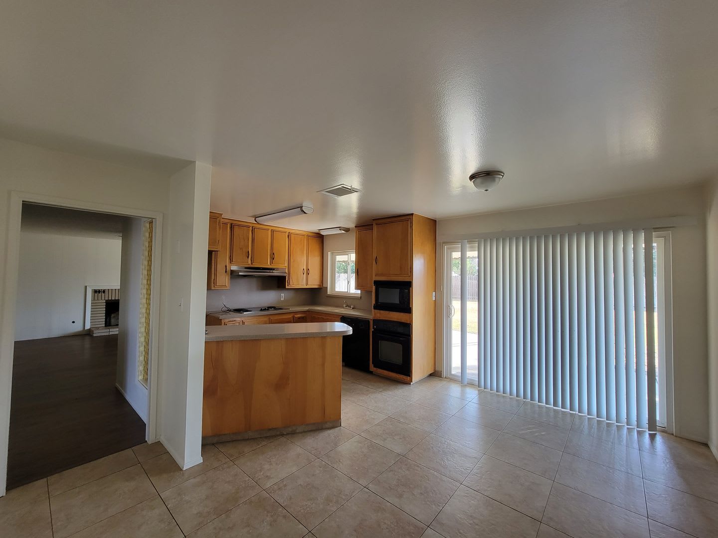 Nice 3 Bed/2 Bath w/Yard Care Included Located near Shopping, Parks & Schools in SW Neighborhood! – photo 4