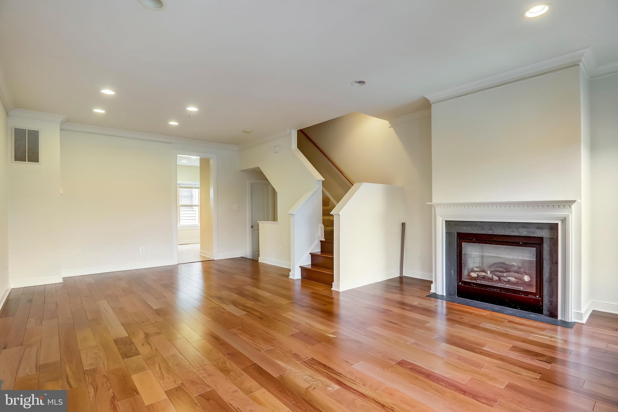 11034 AMHERST Avenue – photo 4