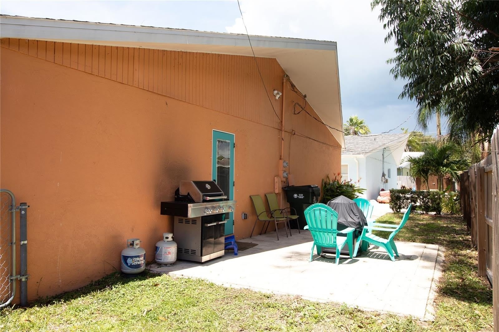 1635 GLADYS Street – photo 4