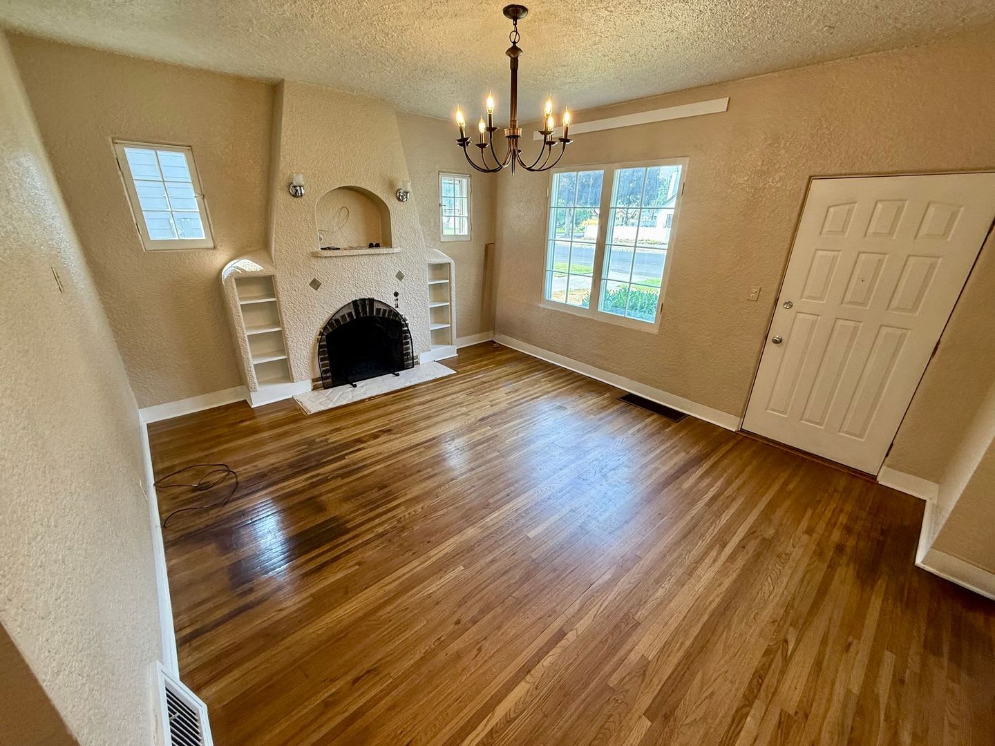 Charming 3 Bedroom Home With Fenced Yard Basement Storage – photo 3