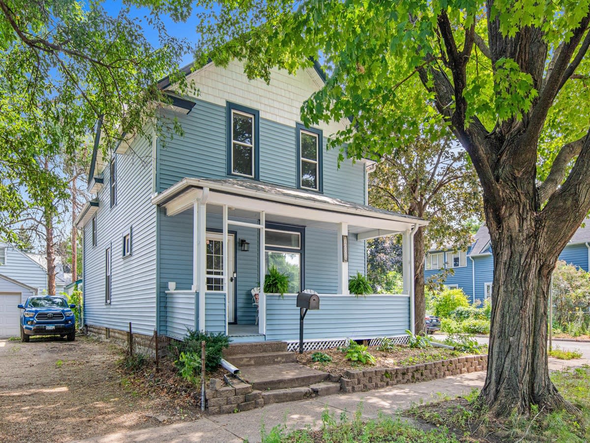 1002 Oxford St N – photo 1