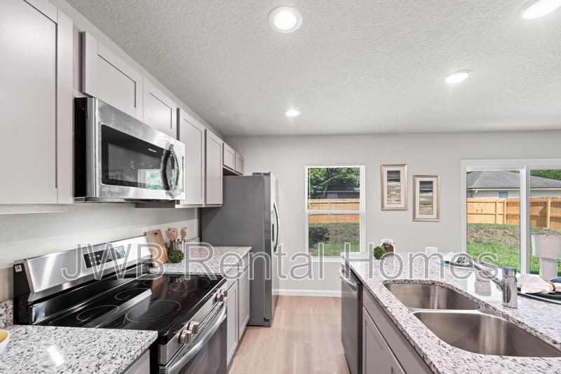 9221 8Th Ave – photo 4