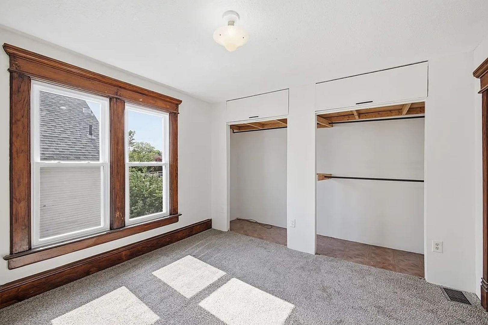 Spacious Updated 3-Bedroom Pet-Friendly Home with Central Air, Original Woodwork & 1,800 Sq. Ft. – photo 3