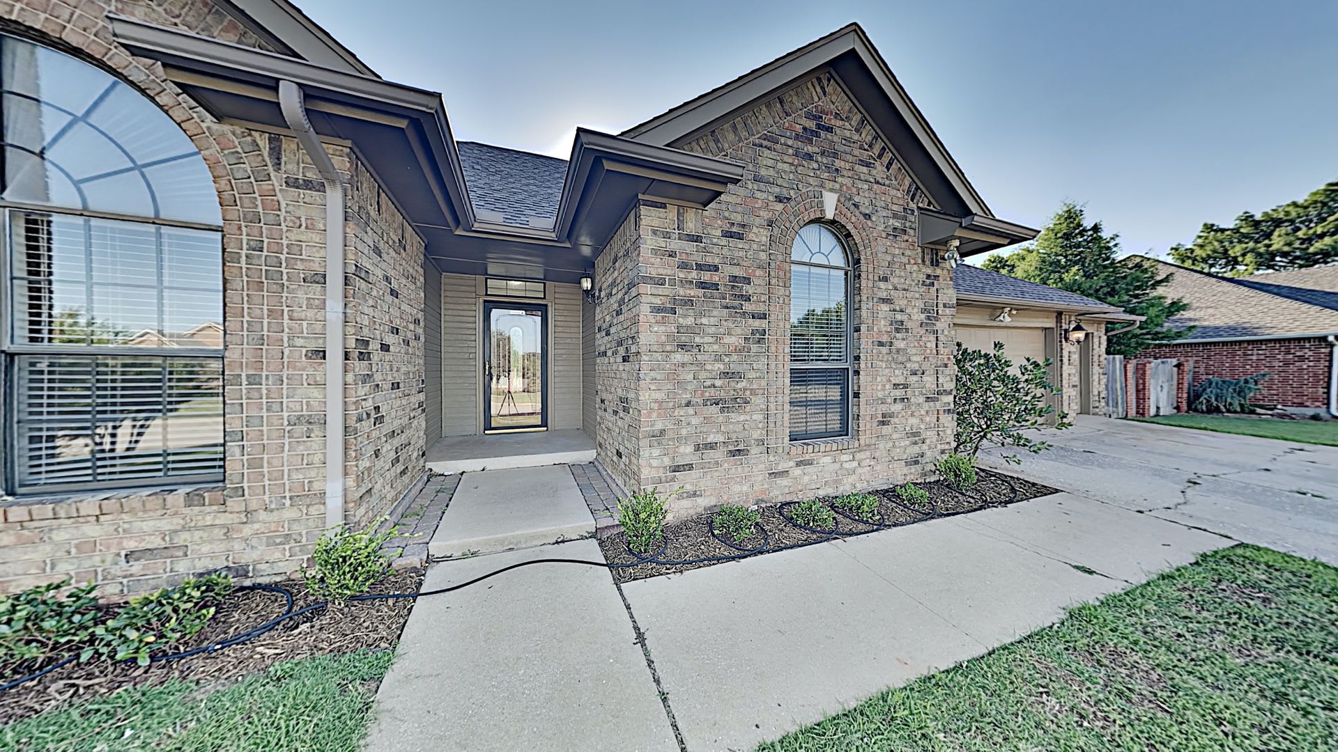 Beautiful And Spacious 3 Bedroom 2 Bathroom Home In Yukon Schools With Storm Shelter – photo 3