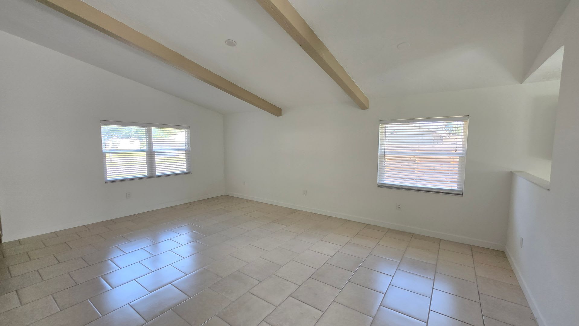 Charming 2BR/2BA + 1 car garage with Large Backyard in Sarasota – photo 5