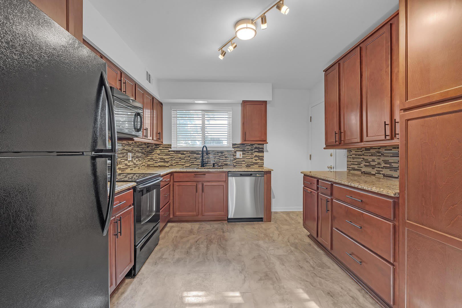 900 S Plum Grove Road – photo 3