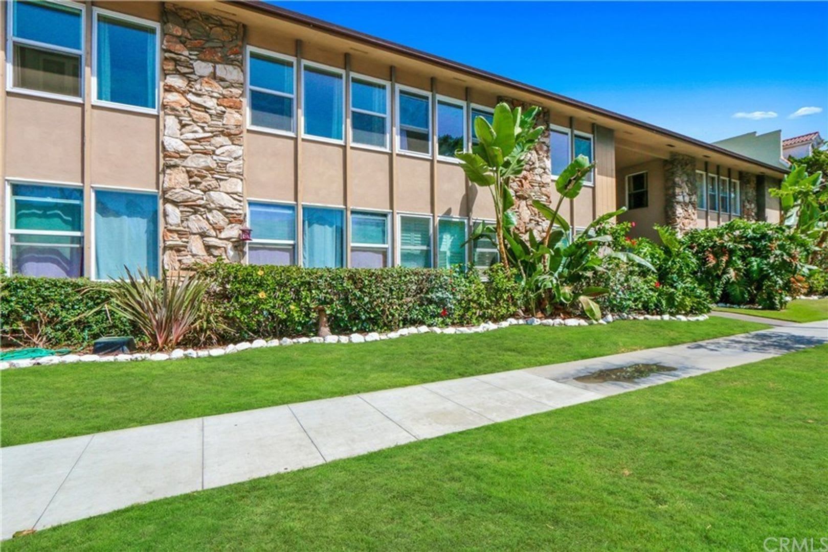 1 Bedroom 1 Bath Located in the highly sought after "Towne Capri" complex in Long Beach – photo 2