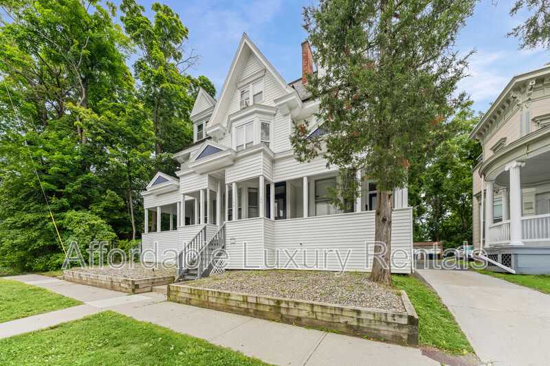 102 S Lake Ave – photo 1