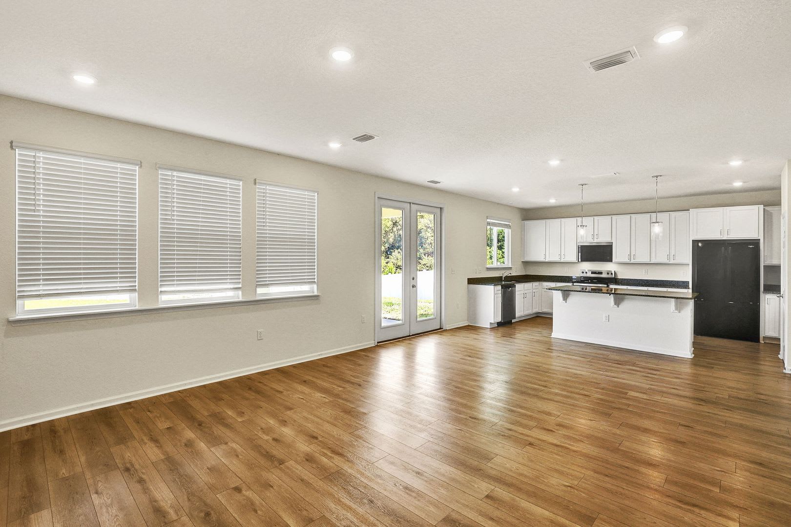 Like new 4 bedroom/ 3 bathroom home on the Westside – photo 4