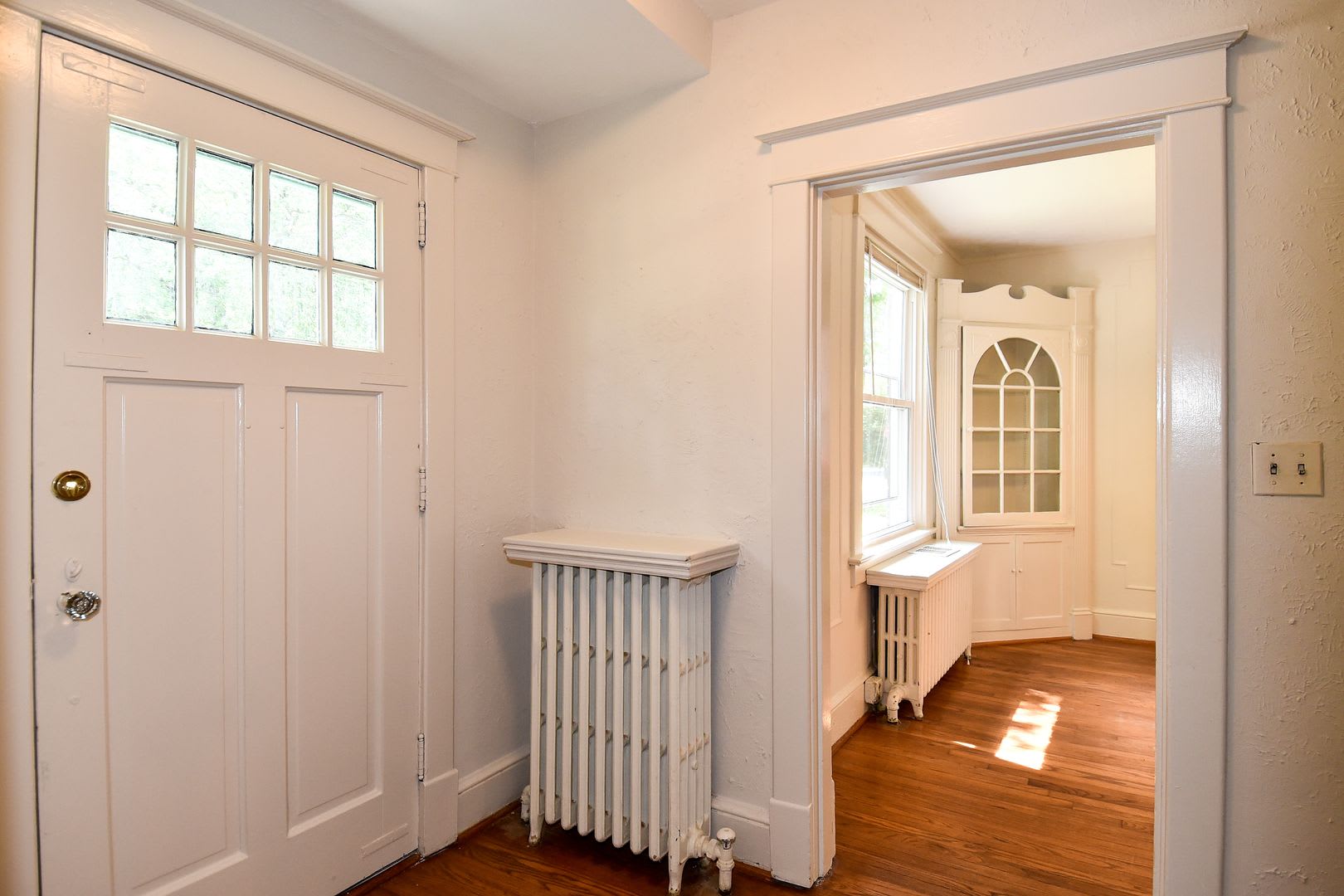 Nestled in the highly desirable Aurora Hills community. – photo 2
