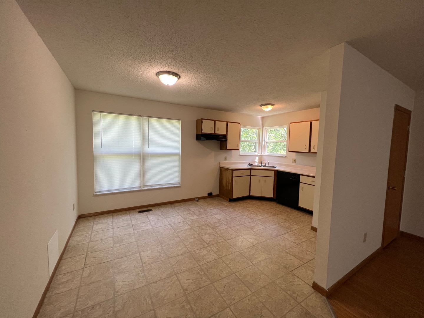 4 Bed/1.5 bath Home in Pacific School District – photo 5