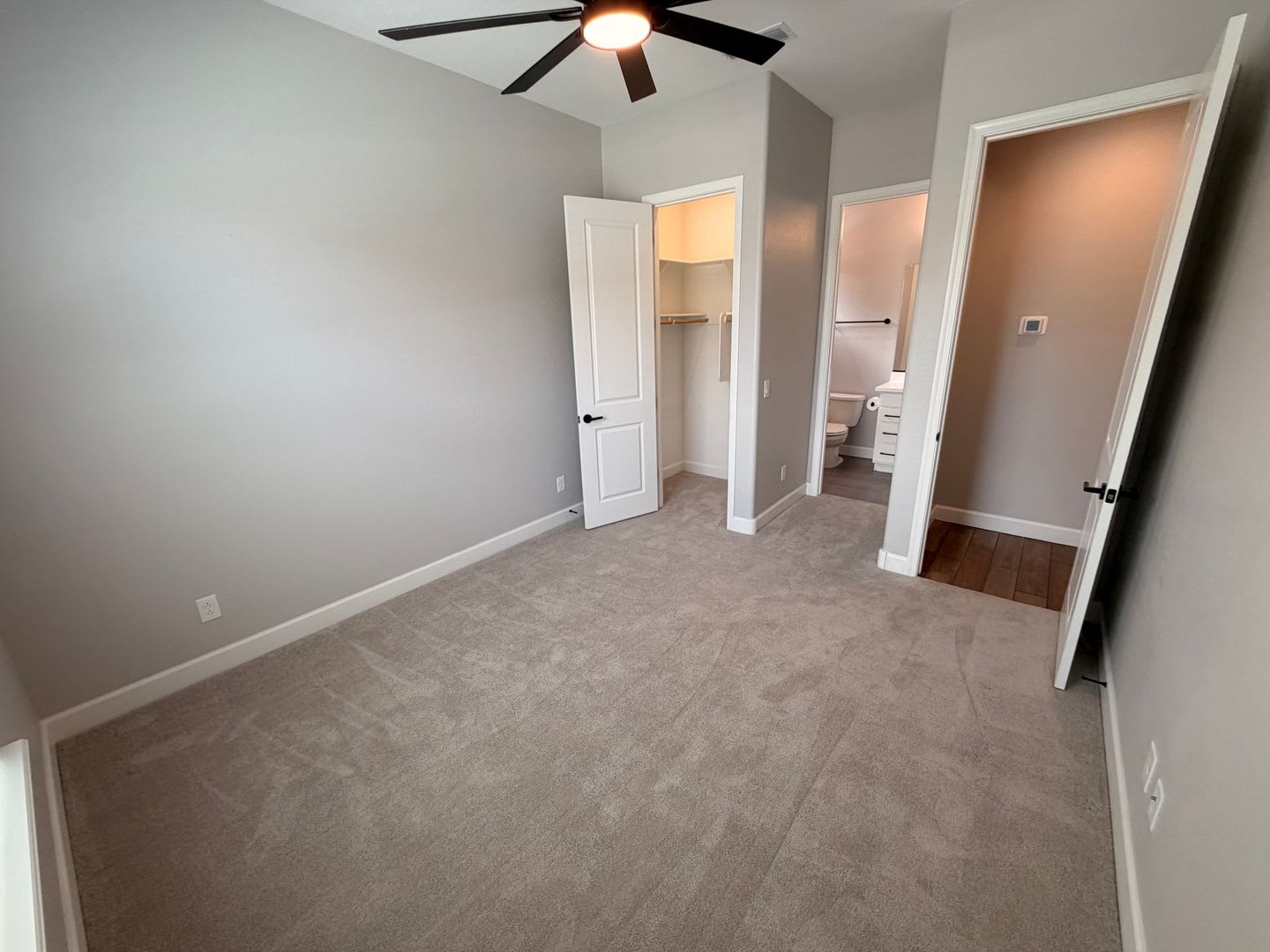 Stunning Luxury 4 Bedroom Home 2 600 Sq Ft Modern Finishes Private Turf Backyard – photo 4