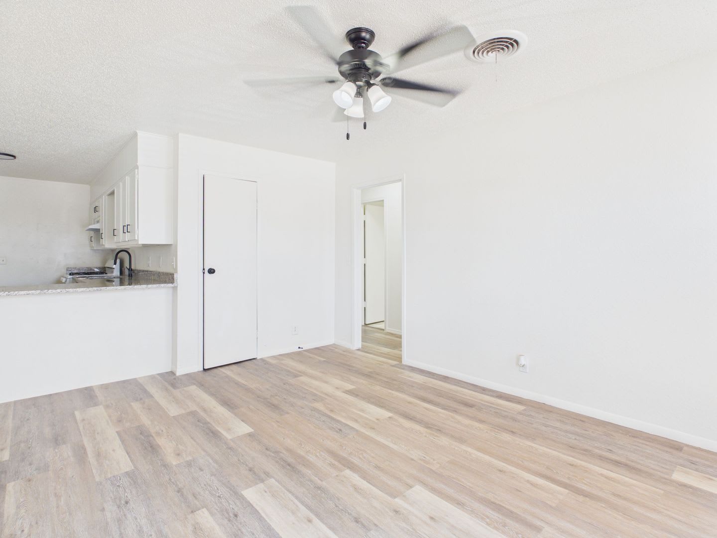Cute 2 Bed 1 Bath You Don T Want To Miss – photo 3