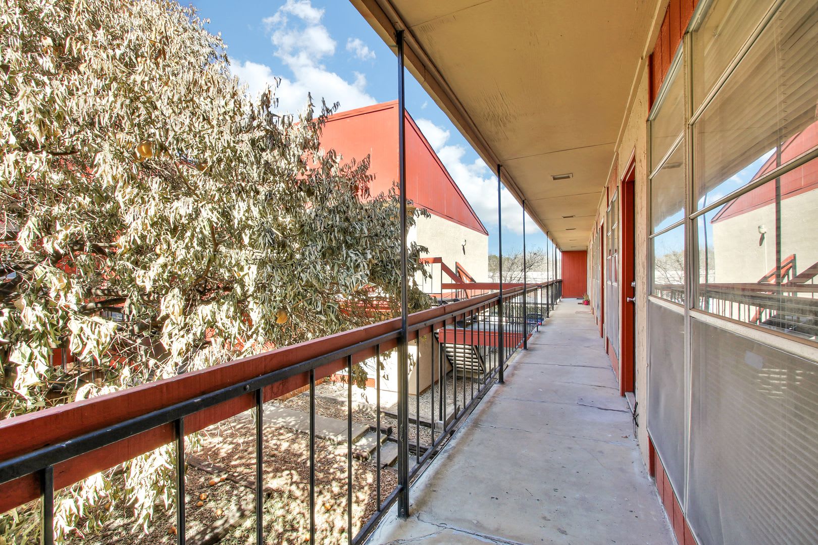 Stylish Two-Story Unit in Macarthur Townhomes with Modern Amenities – photo 2