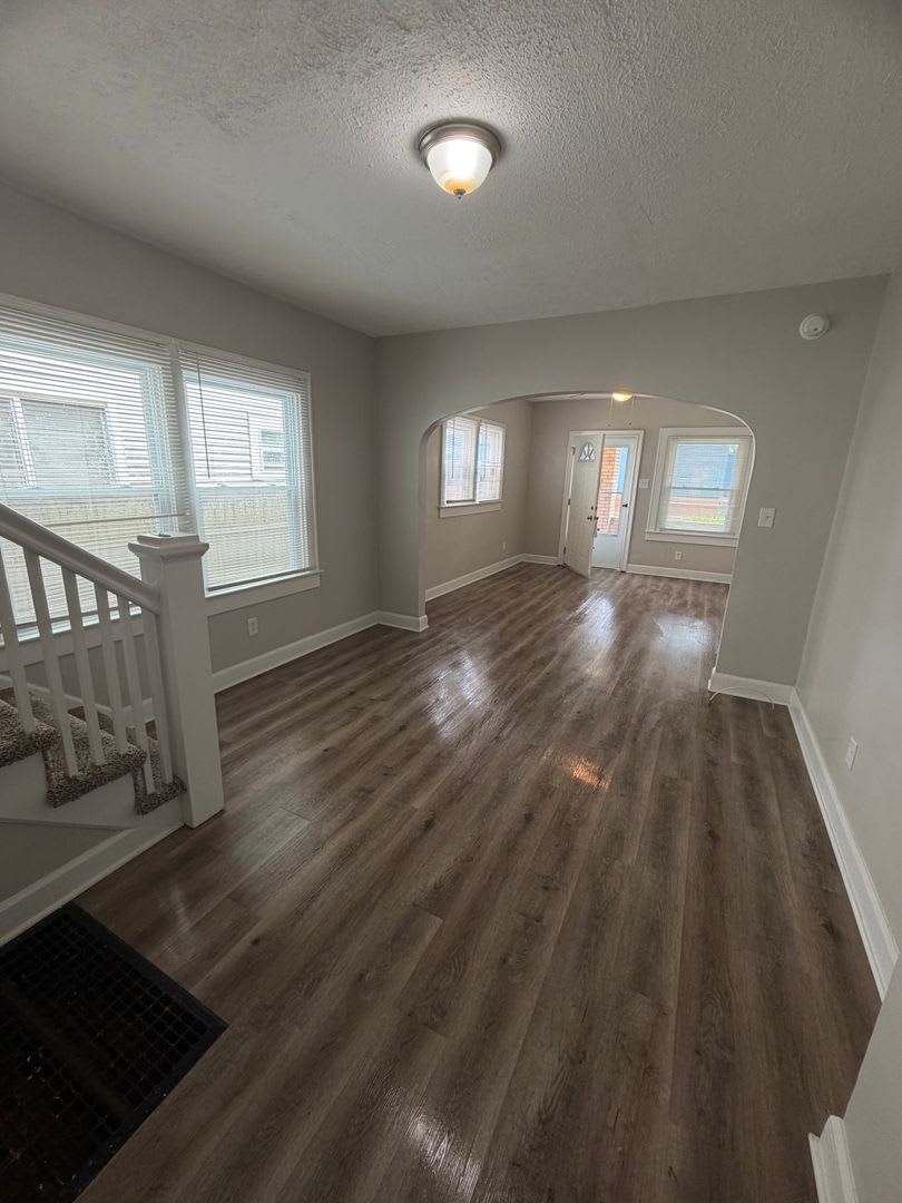 Three Bedroom Duplex Located near Raymond Street and East Street – photo 1