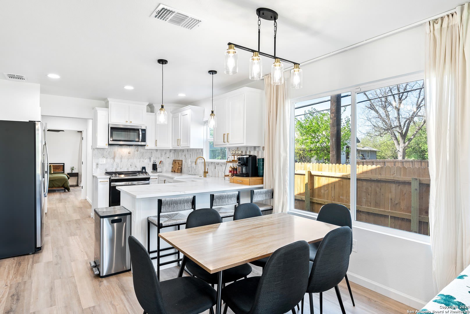 1102 BURLESON – photo 4