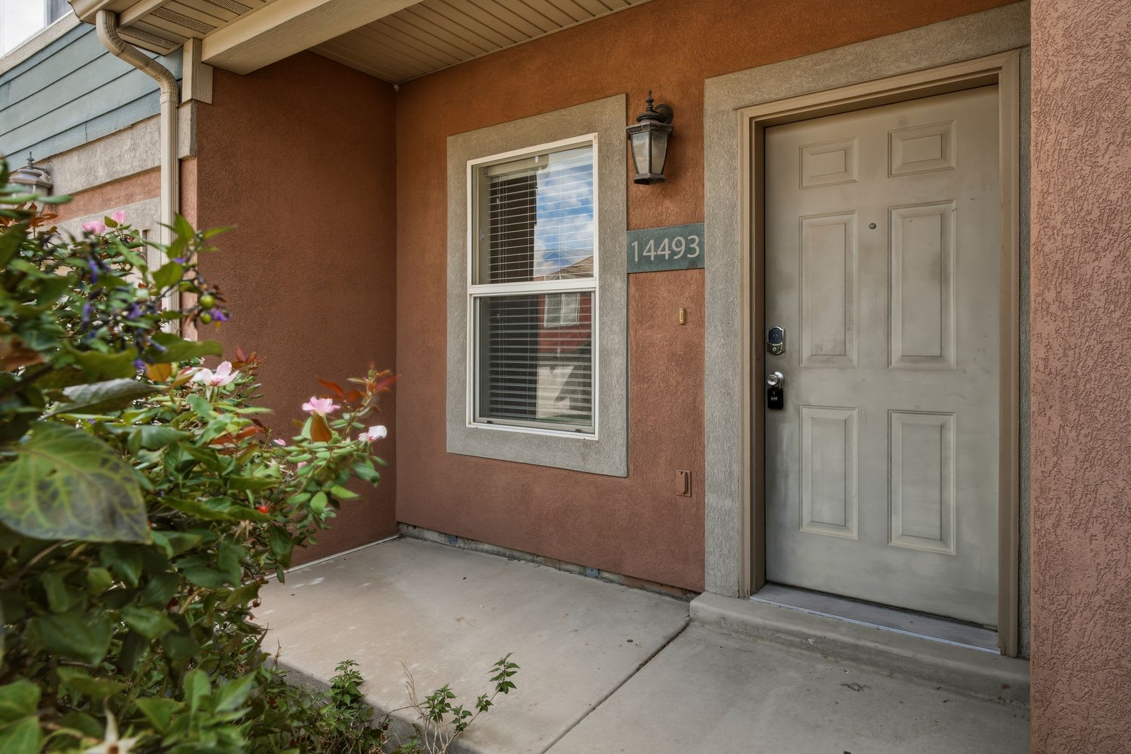 Bright 3 Bed Herriman Gem Near Mountain View Village!! – photo 2