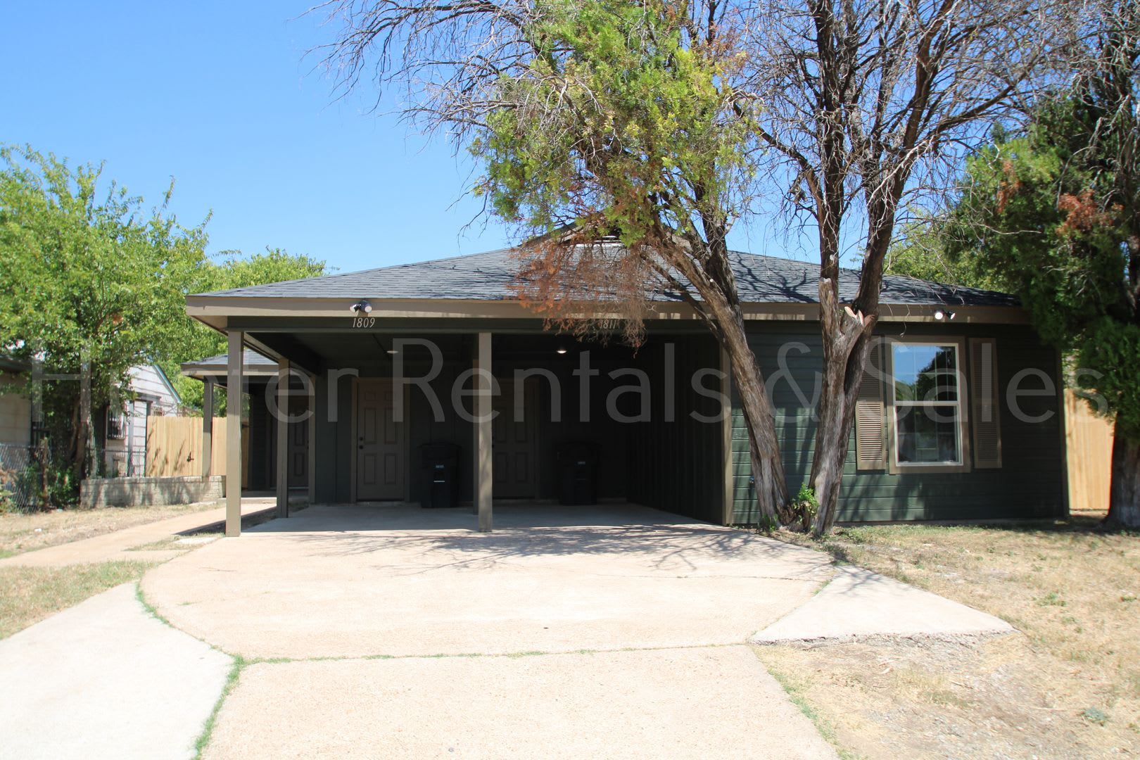 Newly Renovated 2 Bedroom Duplex – photo 1