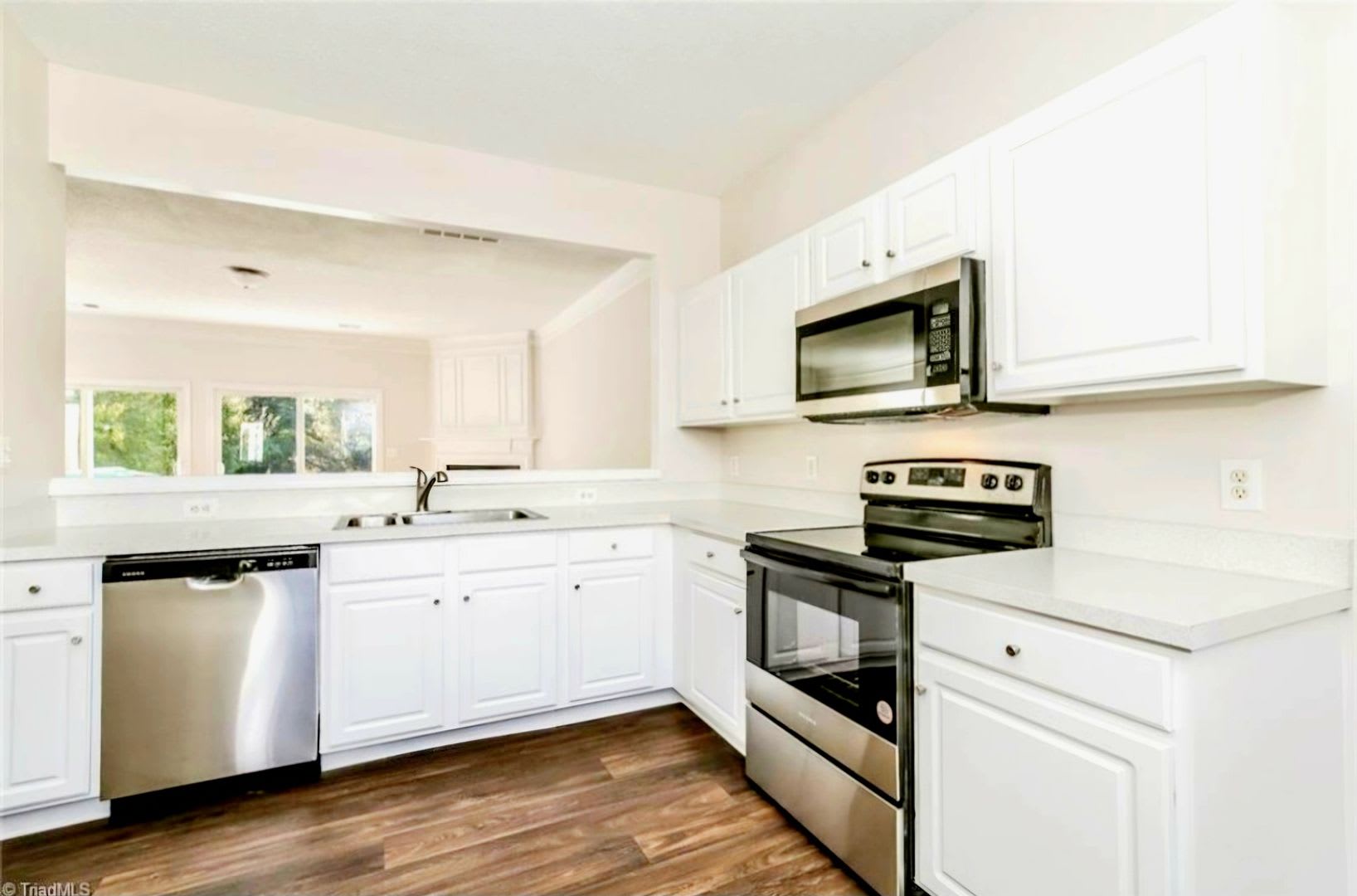 Charming 3BR Townhome in Jamestown – photo 4