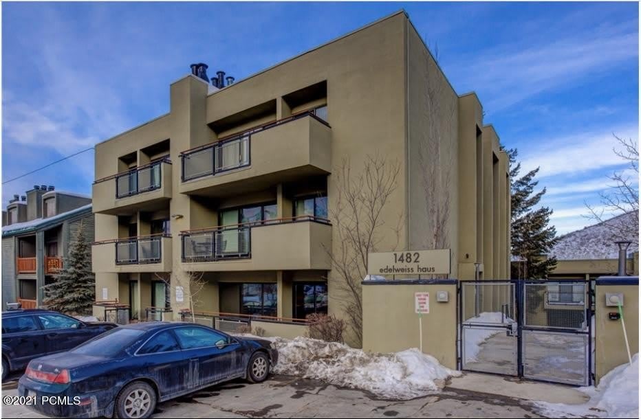 1482 Empire Avenue – photo 2