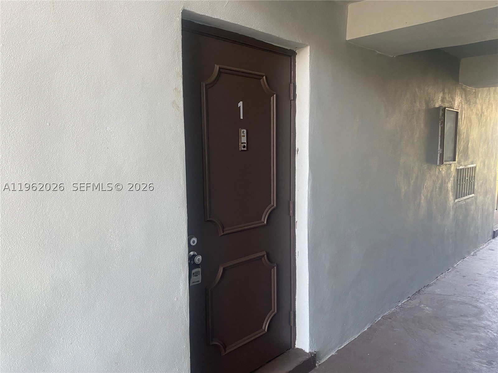 335 W Laurel Dr – photo 2
