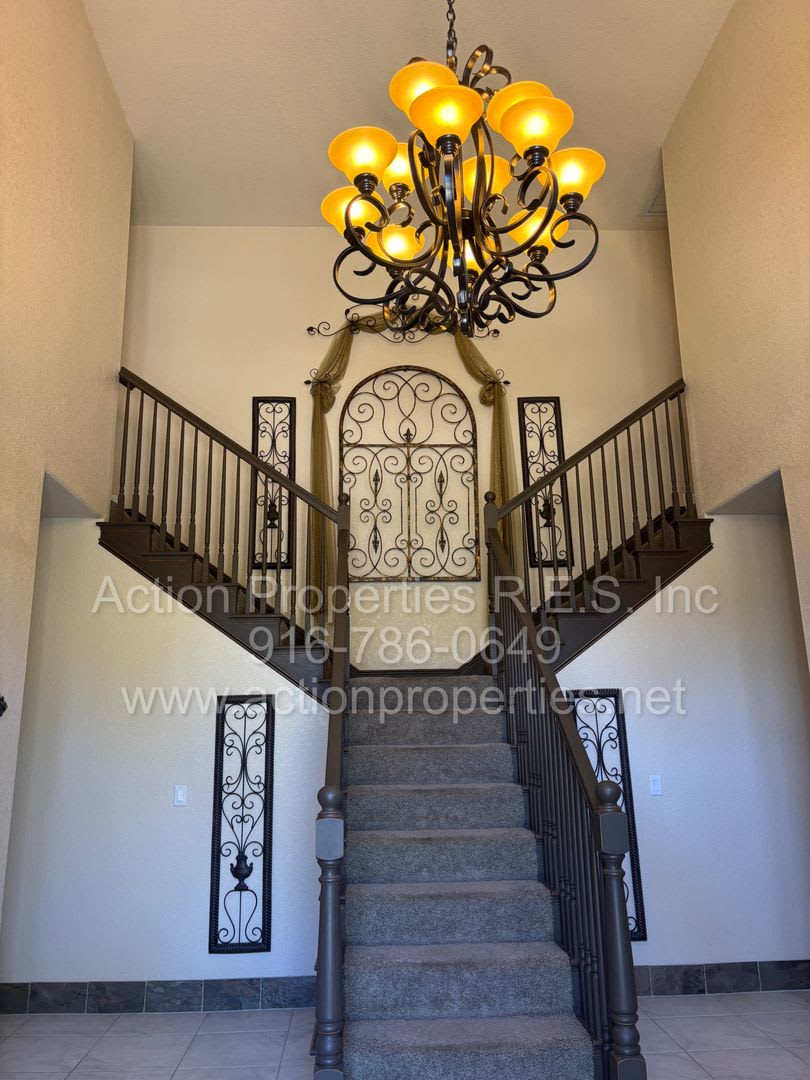 Gorgeous Furnished Villa Tree Lake Village Area 4 Bed 3 5 Bath Beautiful Views Spacious Primary Bedroom With Sitting Area Fireplace Highly Desirable Neighborhood – photo 4
