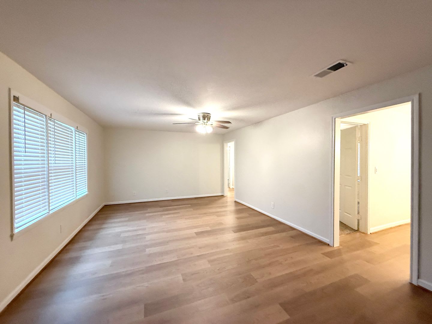 Gorgeous and spacious 4/2/2 on almost an acre in Angleton – photo 2