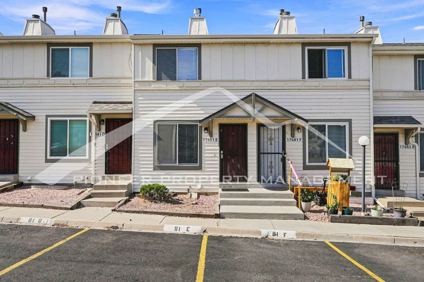 Spacious Townhouse with Central AC and Washer/Dryer – photo 1